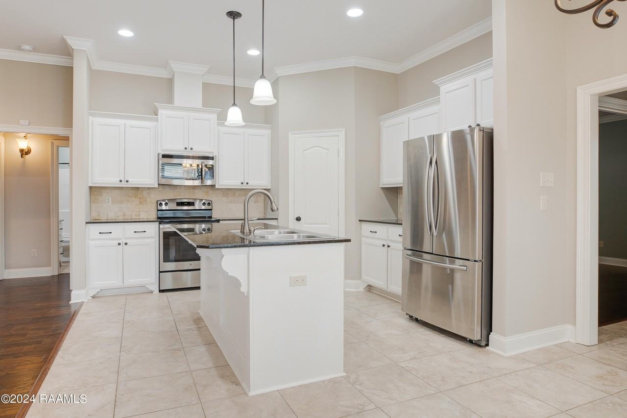 919 Russo St - Photo 5 of 13