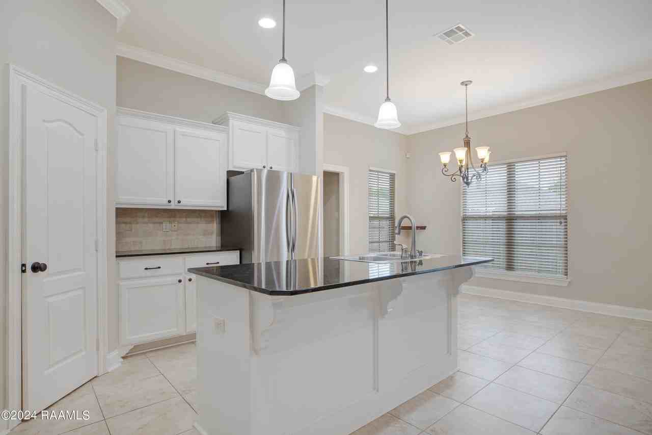 919 Russo St - Photo 6 of 13