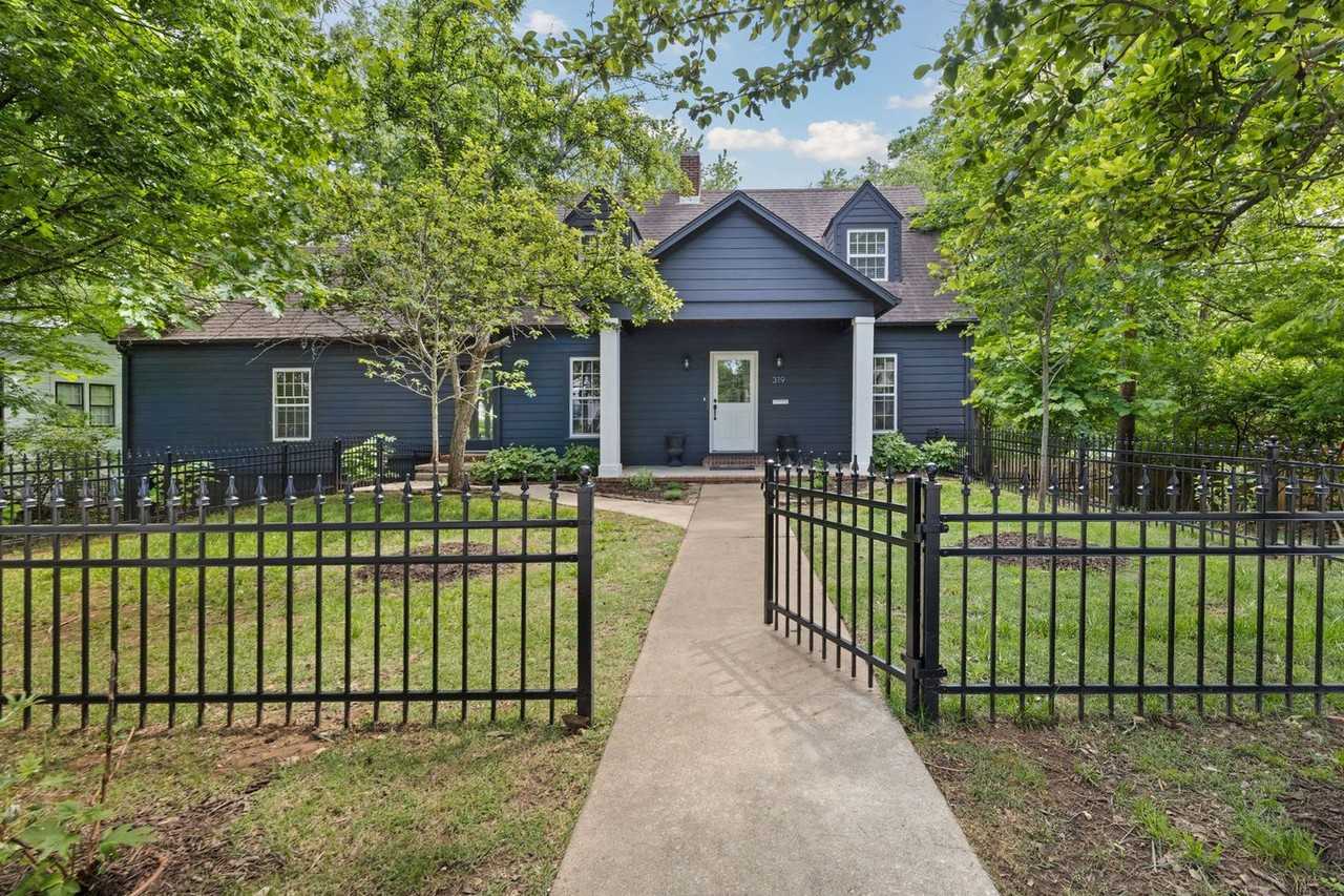 319 W Holly St #1532573P - Photo 4 of 27