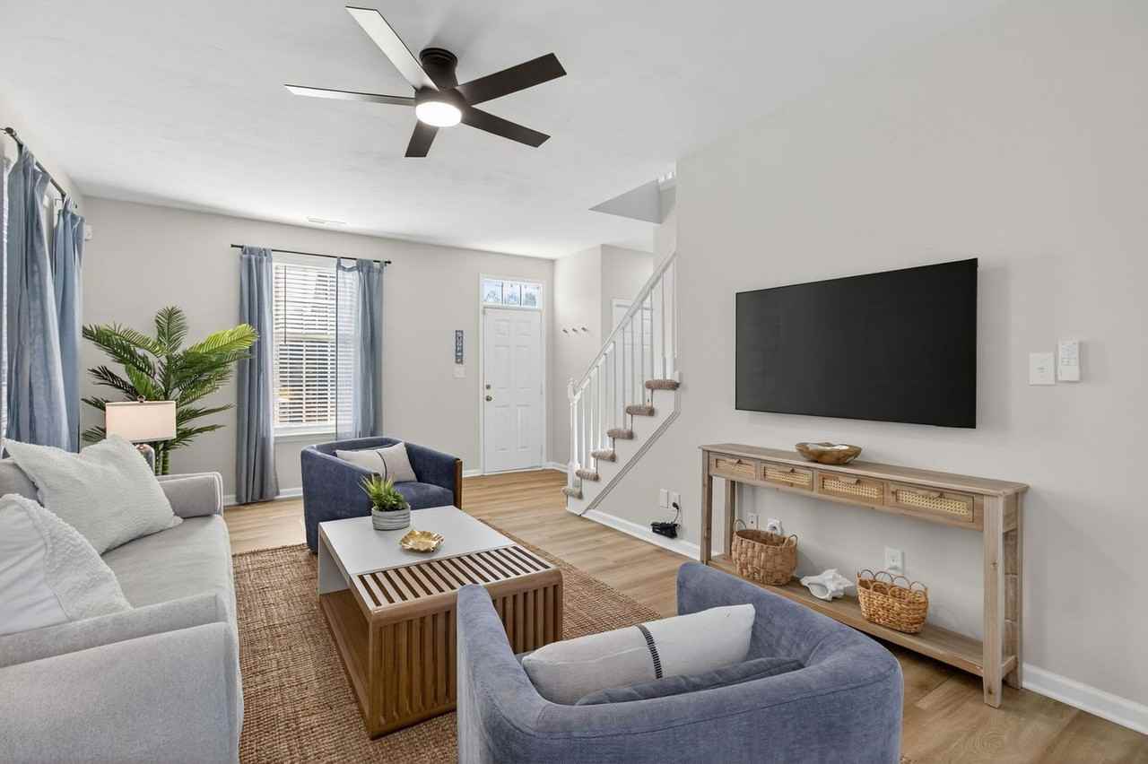 1321 Columbia St #1533640P - Photo 3 of 22