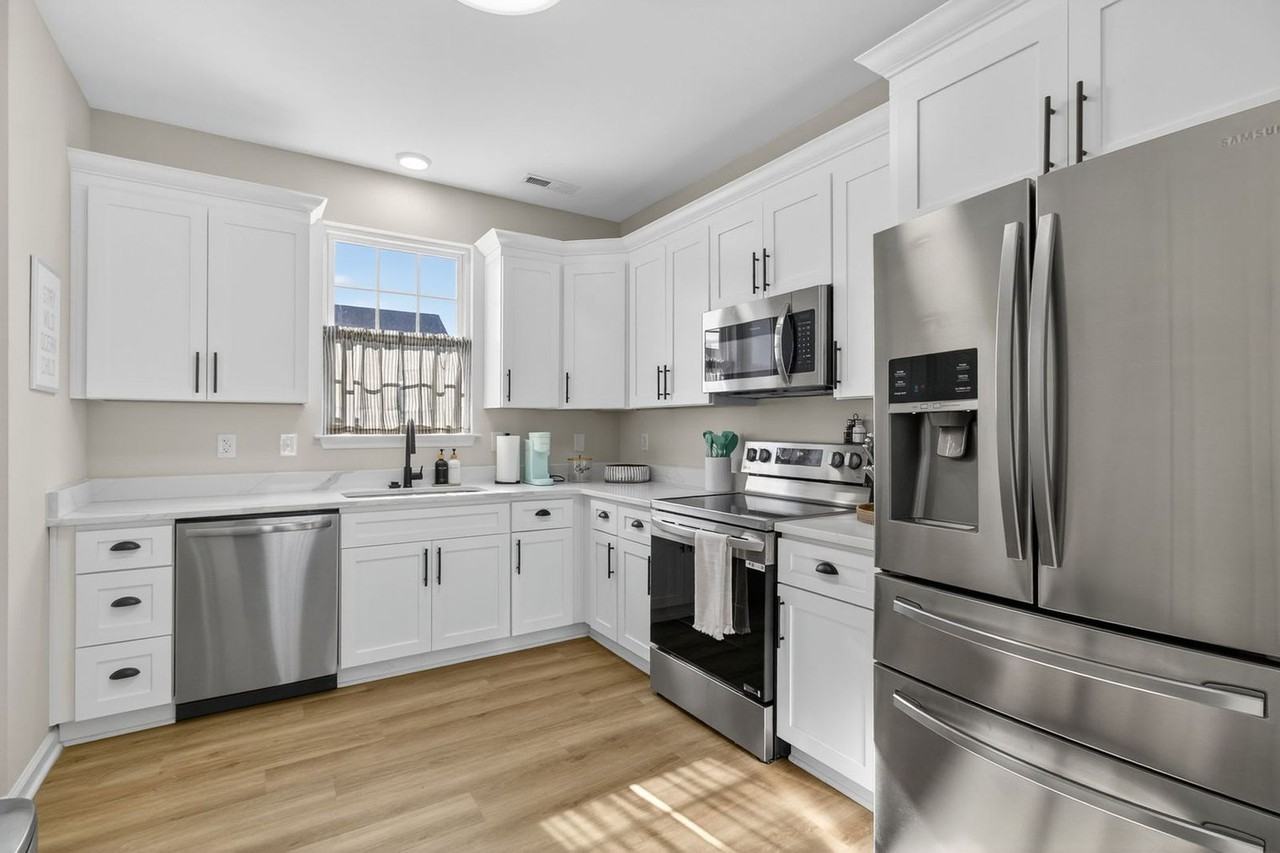 1321 Columbia St #1533640P - Photo 6 of 22