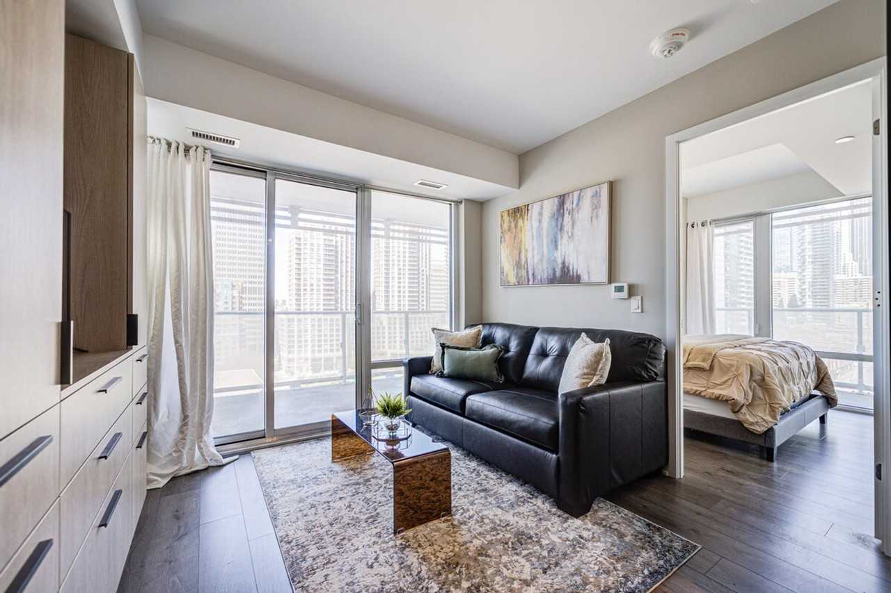 555 Yonge St #1513138P - Photo 2 of 34