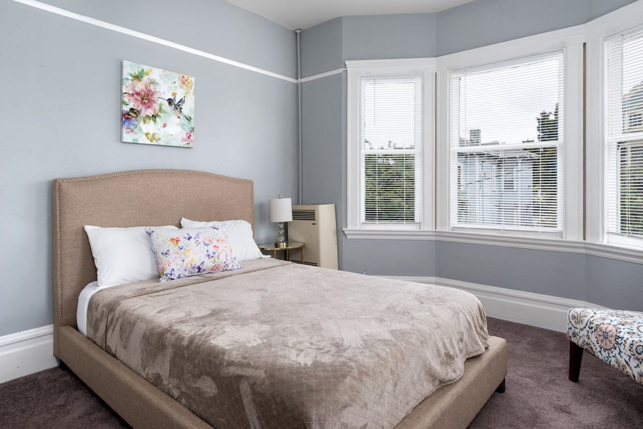 627 22nd St #1538075P - Photo 4 of 30