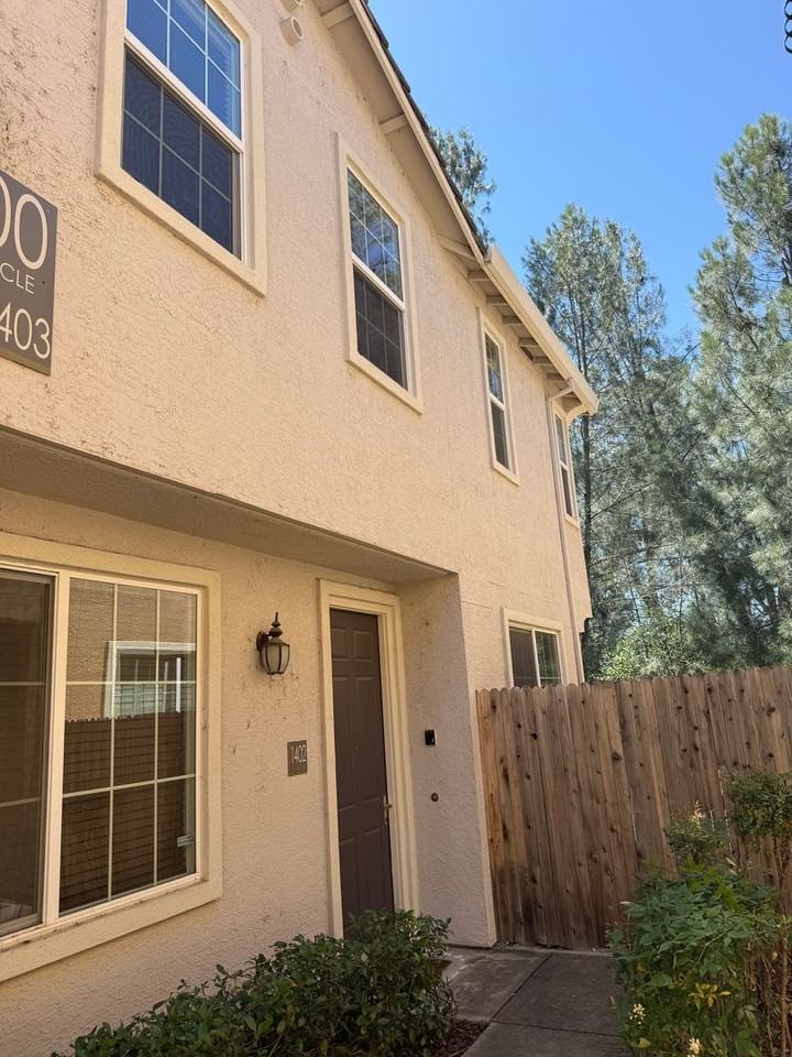 1402 Ferry Cir - Photo 2 of 15