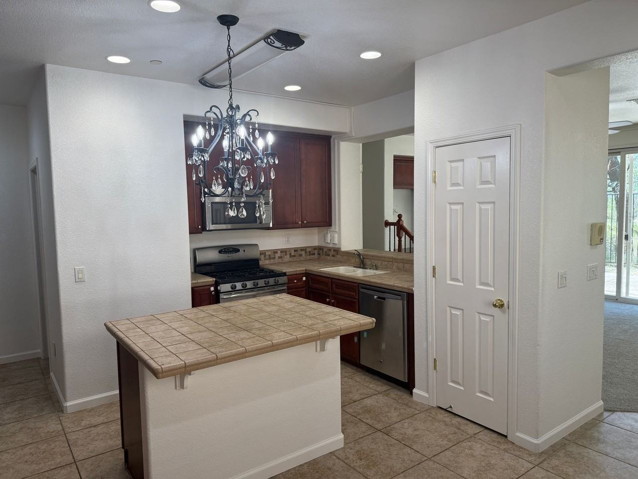 1402 Ferry Cir - Photo 5 of 15