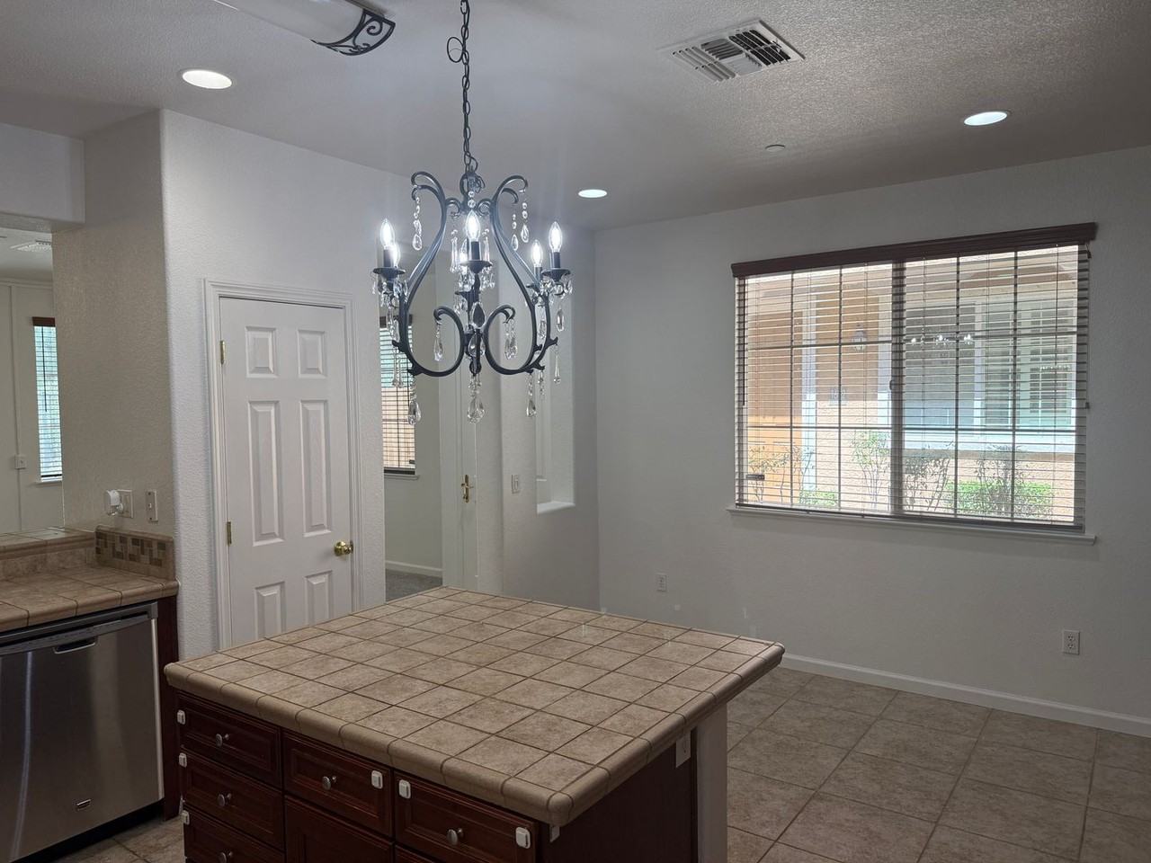 1402 Ferry Cir - Photo 7 of 15