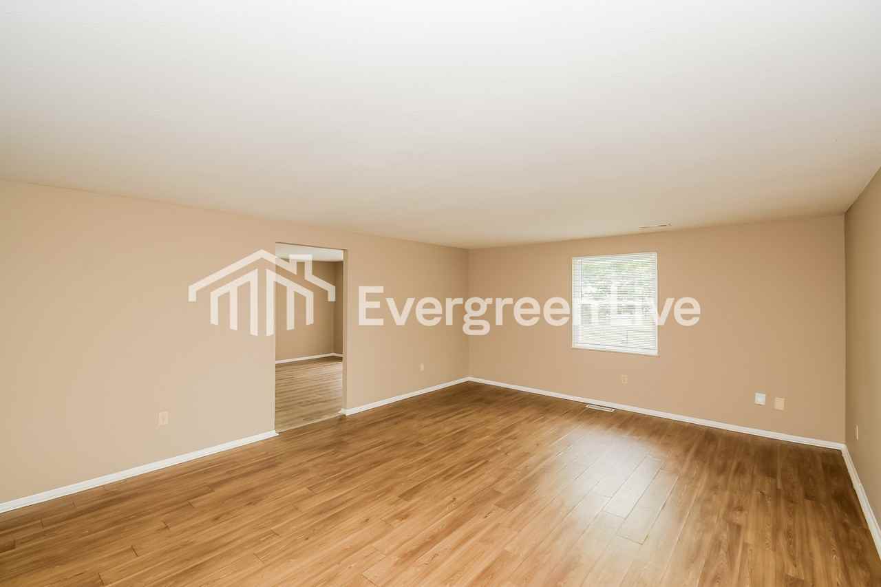 1903 Heather Ct - Photo 3 of 15