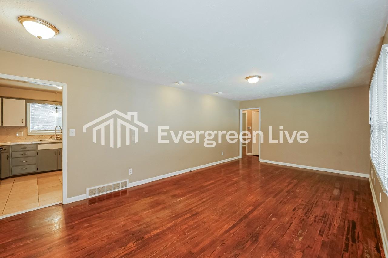 8815 Kentucky Ave - Photo 4 of 15