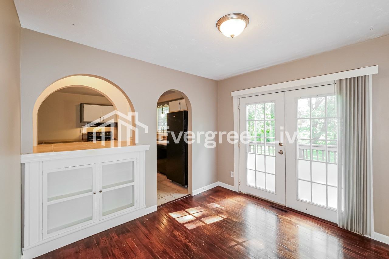 8815 Kentucky Ave - Photo 5 of 15