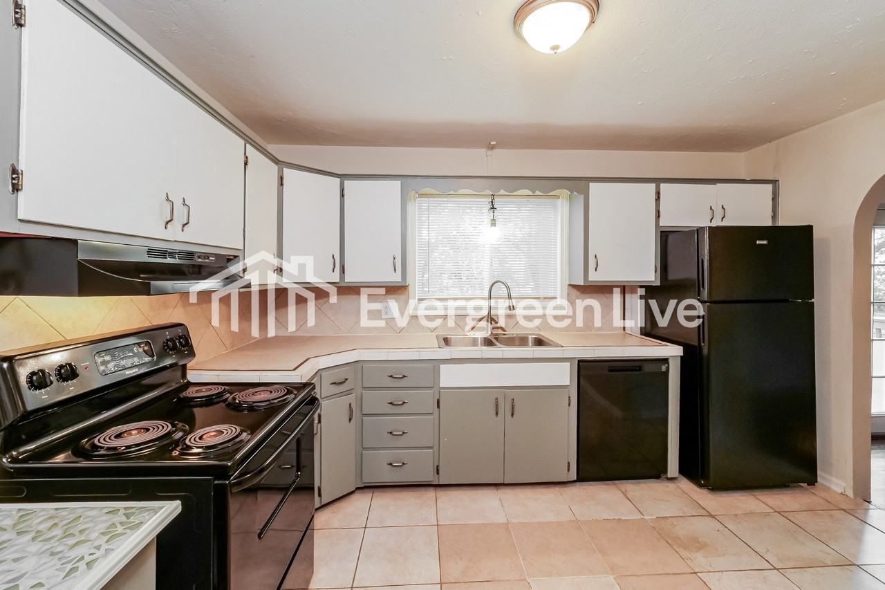 8815 Kentucky Ave - Photo 6 of 15