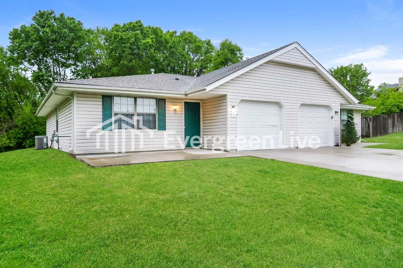 909 Stone St - Photo 2 of 15