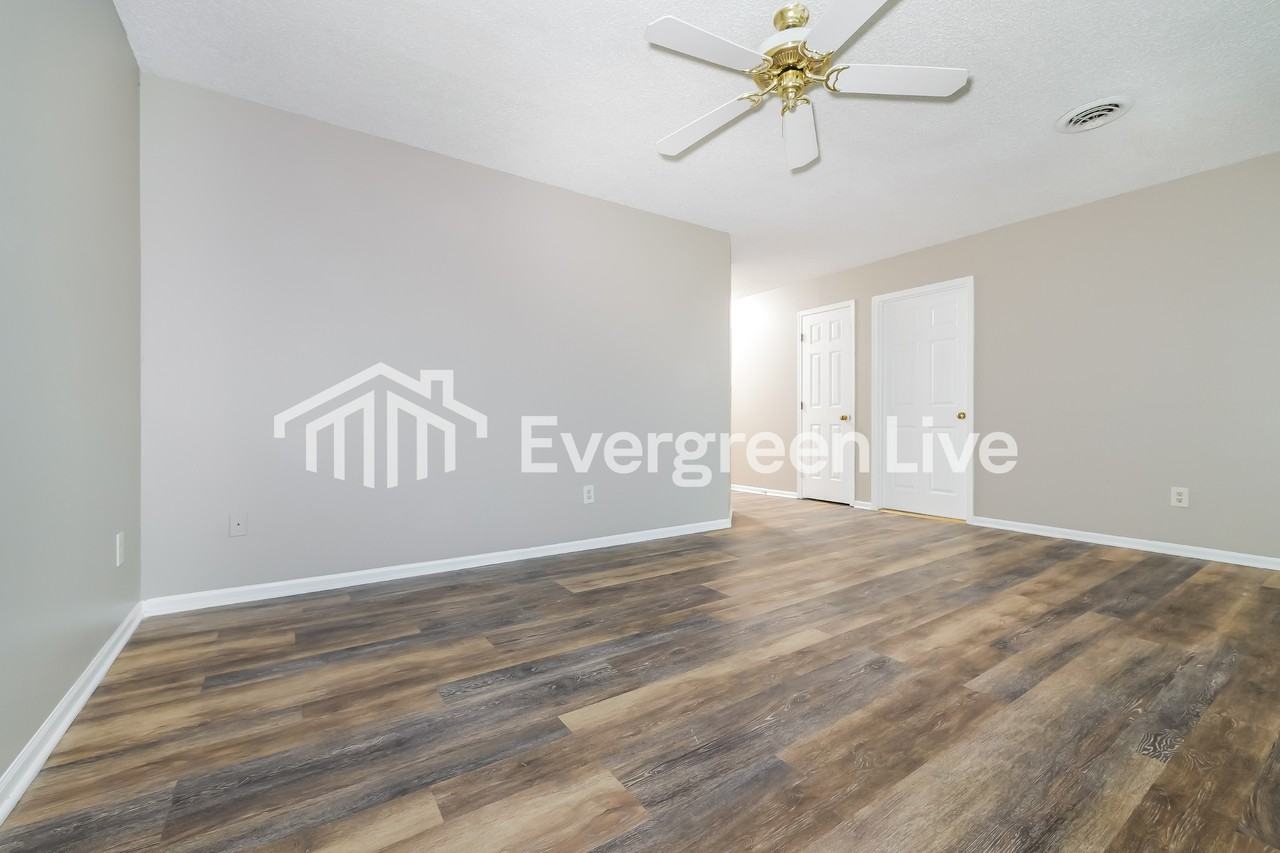 909 Stone St - Photo 4 of 15