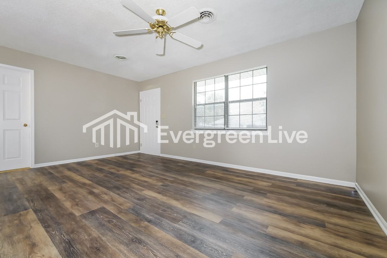 909 Stone St - Photo 5 of 15