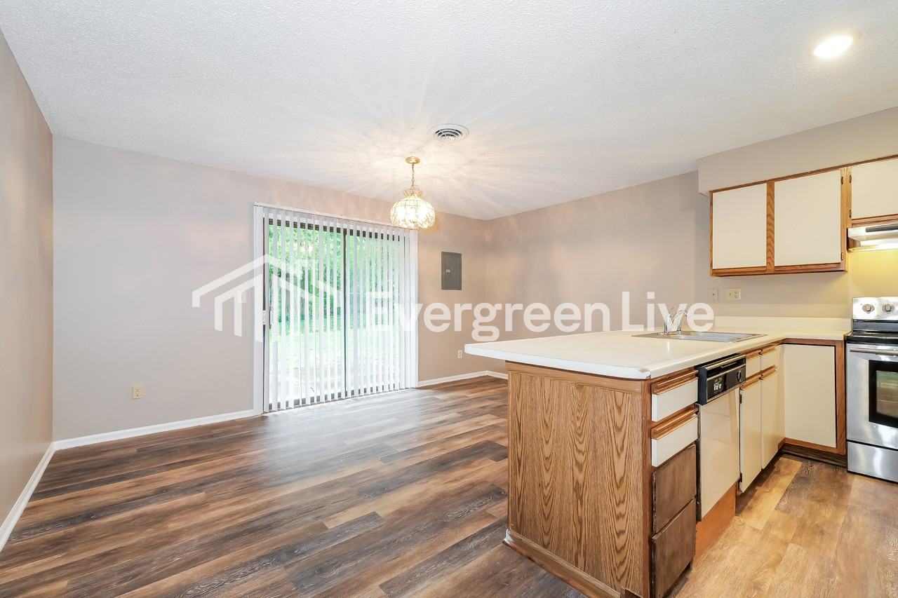 909 Stone St - Photo 7 of 15