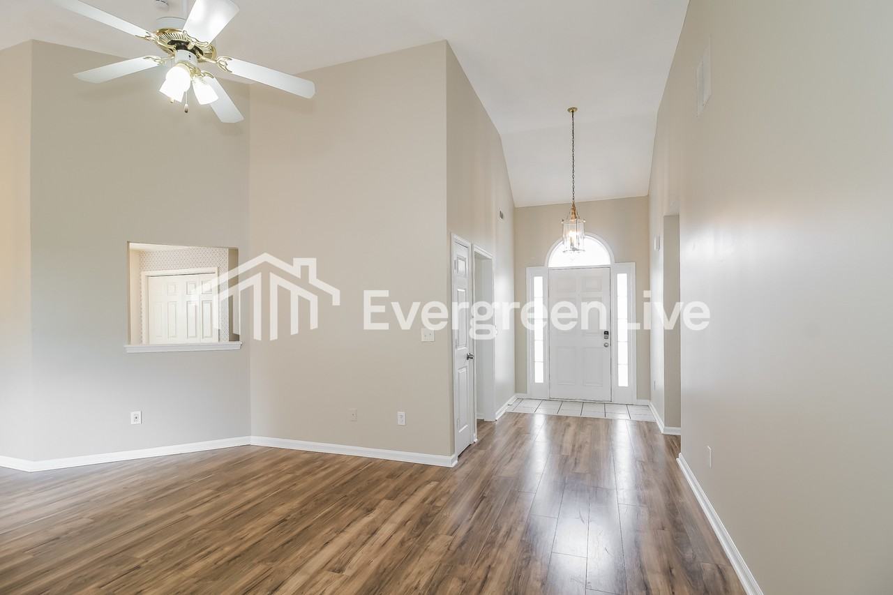 1251 Drawbridge Dr - Photo 3 of 15