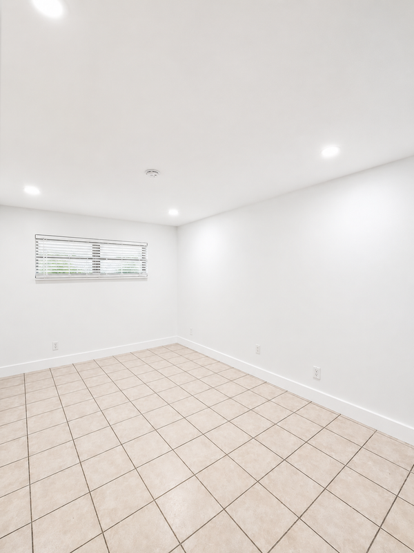 1117 Ne 10th St - Photo 4 of 8