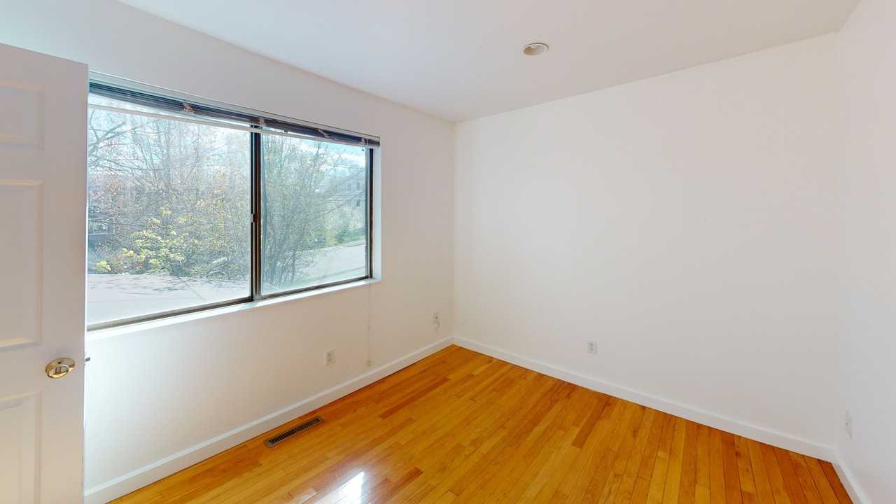 22-24 Broadlawn Park - Photo 4 of 31