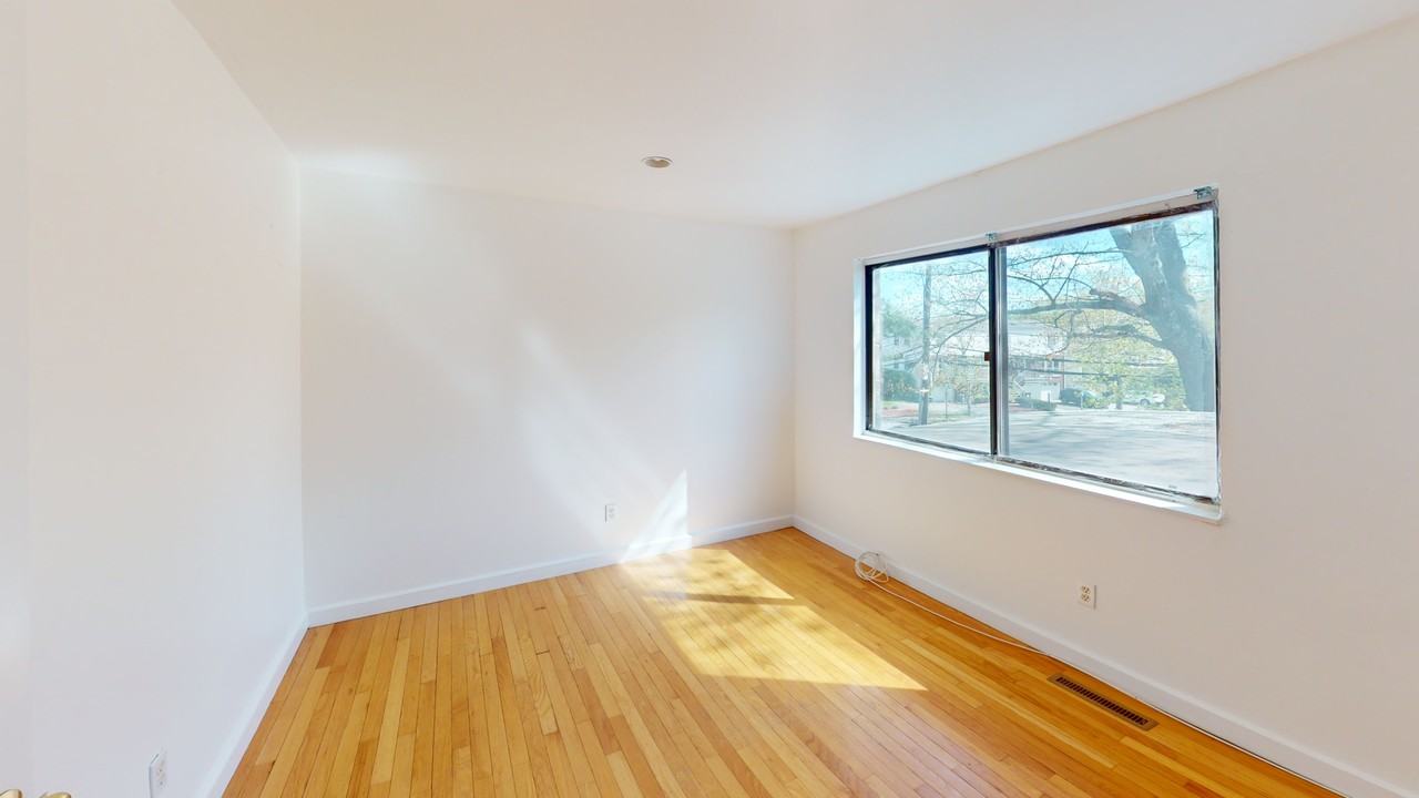 22-24 Broadlawn Park - Photo 5 of 31
