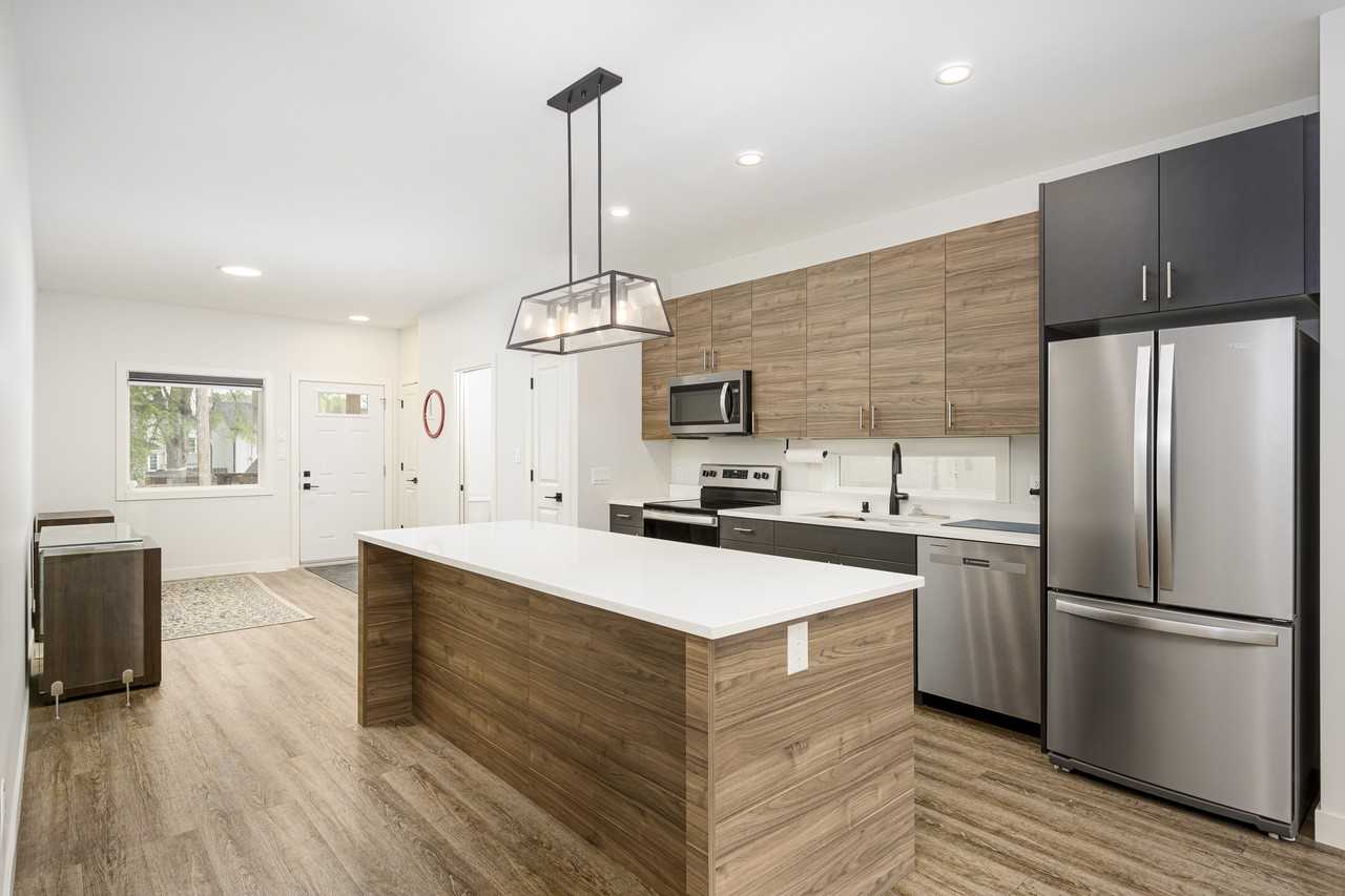 1034 Clarence Ave - Photo 3 of 23