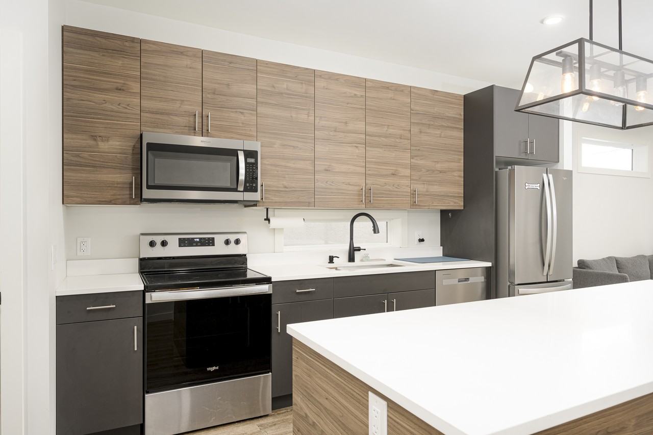 1034 Clarence Ave - Photo 4 of 23