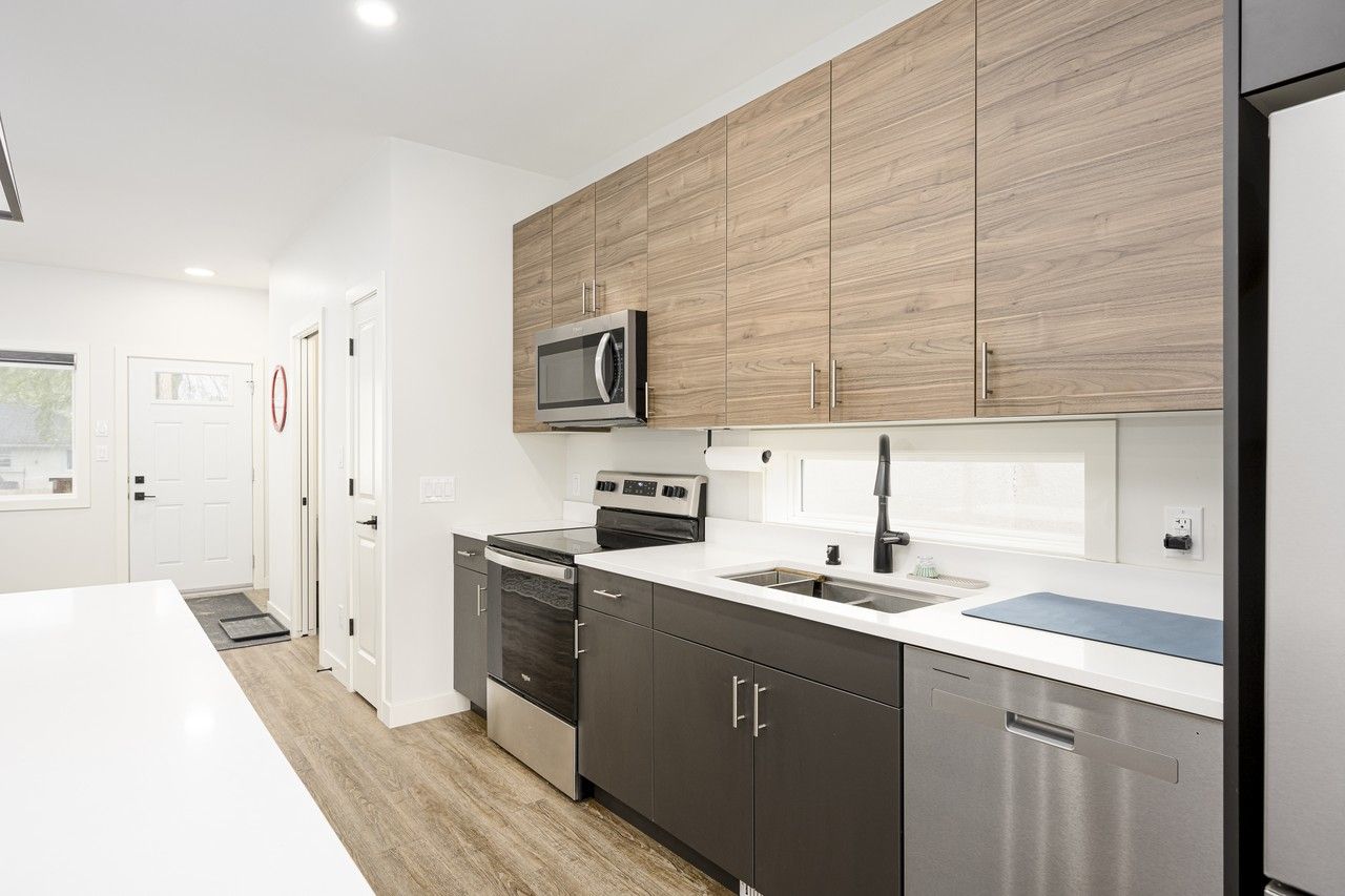 1034 Clarence Ave - Photo 5 of 23