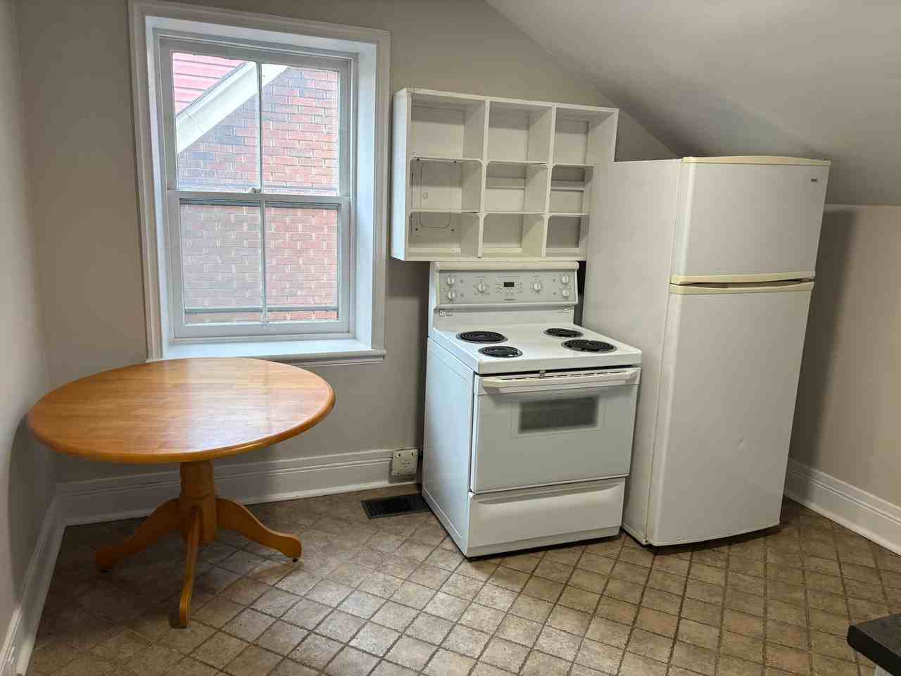 96 Arthur St N - Photo 4 of 18