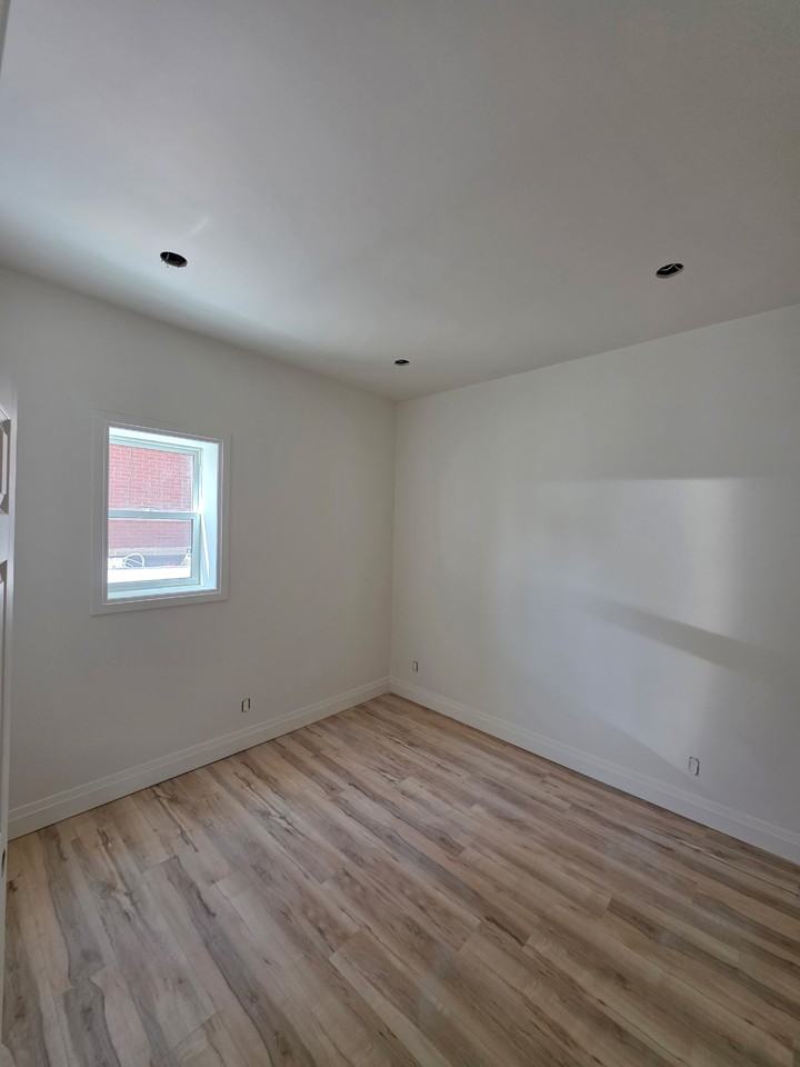567 Woolwich St - Photo 3 of 9