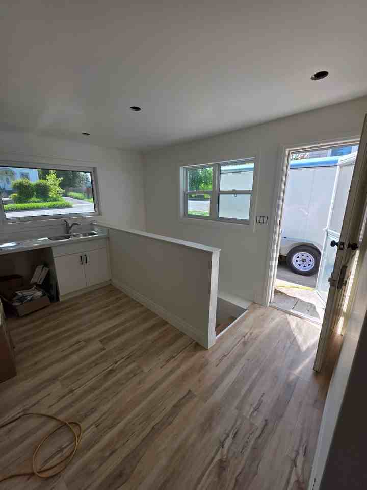 567 Woolwich St - Photo 4 of 9