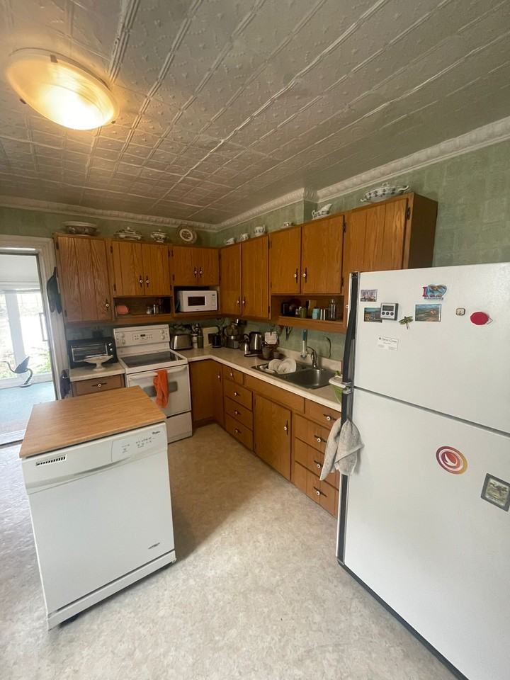 56 Arthur St N - Photo 2 of 7