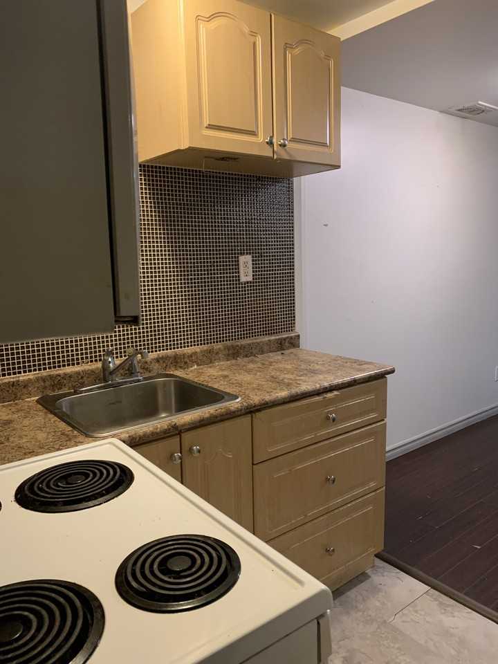 1003 Elgin St - Photo 4 of 16