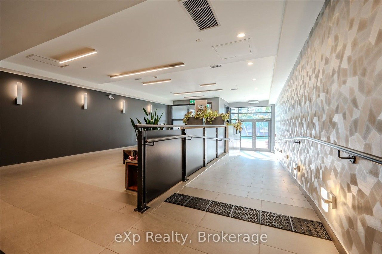 690 King Street W - Photo 5 of 9