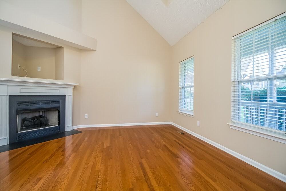 704 Parrish Pt - Photo 3 of 15