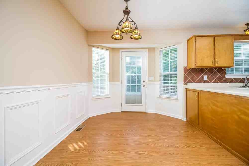 704 Parrish Pt - Photo 4 of 15