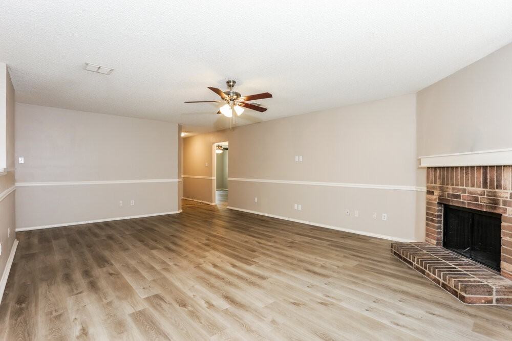 1616 Deerwood Dr - Photo 3 of 16