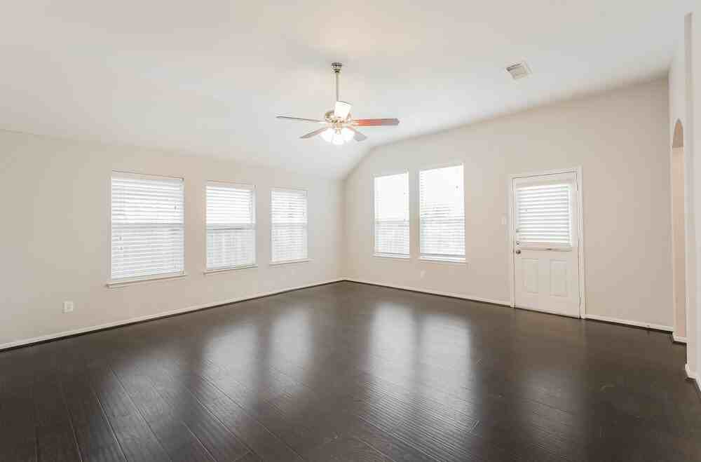 8011 Thorncroft Manor Ln - Photo 4 of 19
