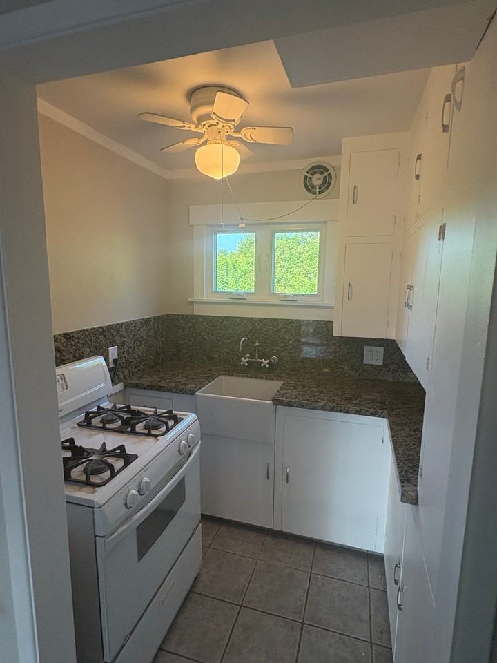 1390 W 15th St - Photo 7 of 21