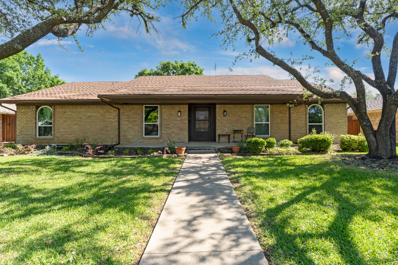1614 Woodcrest Ln - Photo 3 of 20