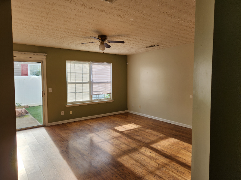579 W Oaks Dr - Photo 4 of 12