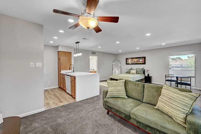 740 Oakmont Ave - Photo 2 of 7