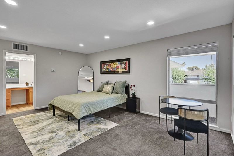 740 Oakmont Ave - Photo 3 of 7