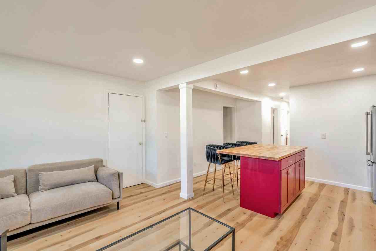 62 Washington St E - Photo 4 of 16
