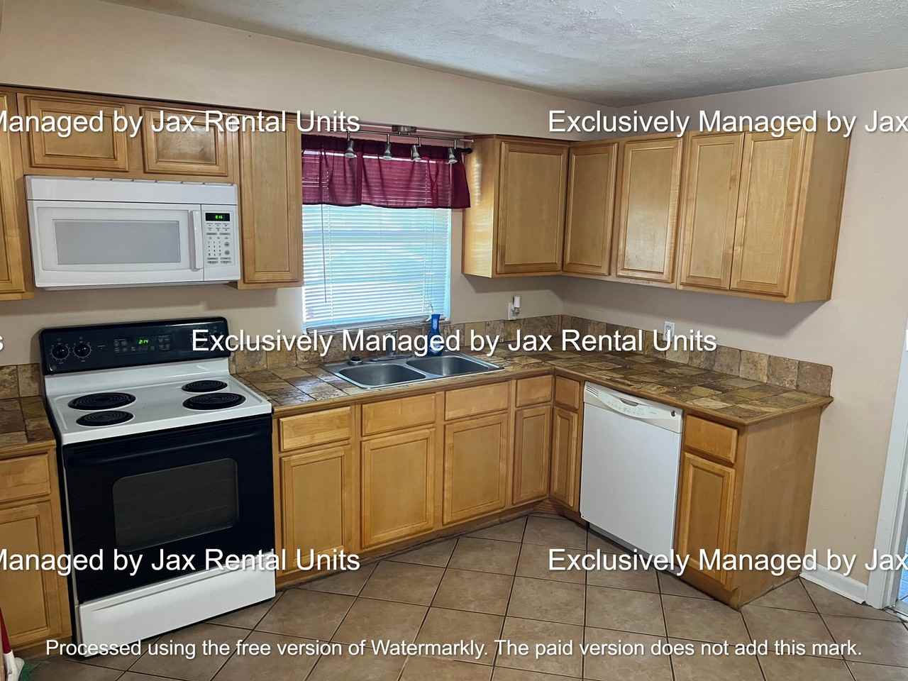 628 Meteor St - Photo 2 of 15