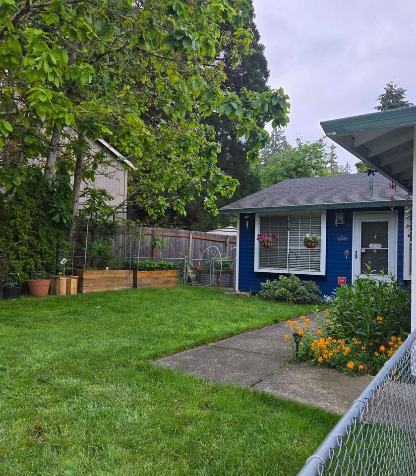 650 Se Alder Ct - Photo 2 of 12