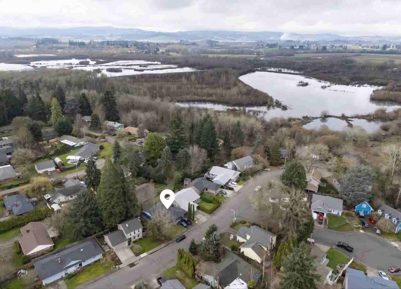 650 Se Alder Ct - Photo 4 of 12