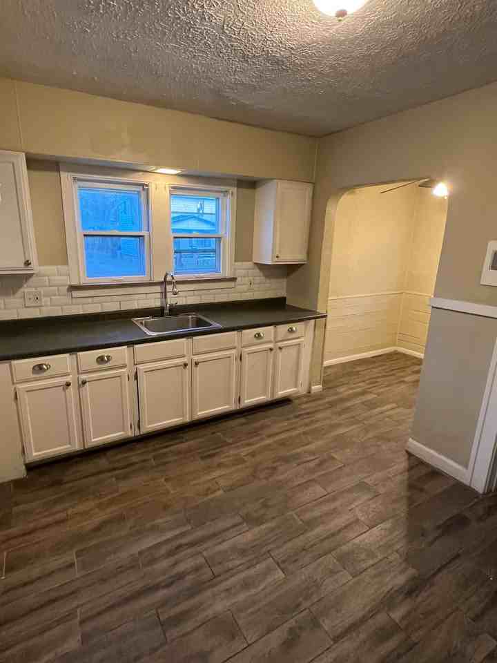 3430 Winsford Rd - Photo 3 of 20