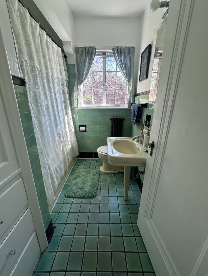 555 56th St #1 - Photo 2 of 9