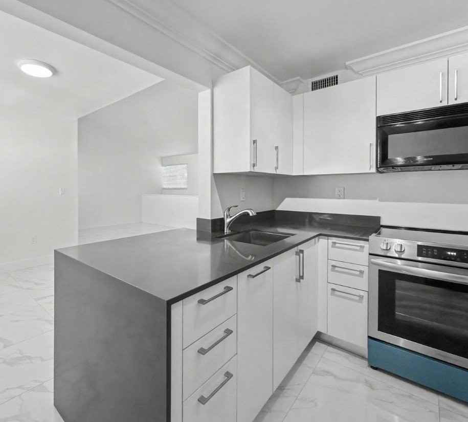 10011 Nw 8Th St - Photo 4 of 12