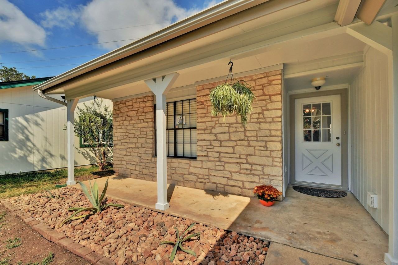 1622 Peachtree Valley Dr - Photo 3 of 20