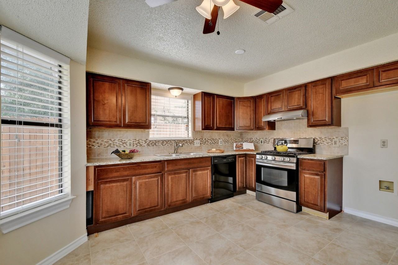 1622 Peachtree Valley Dr - Photo 4 of 20