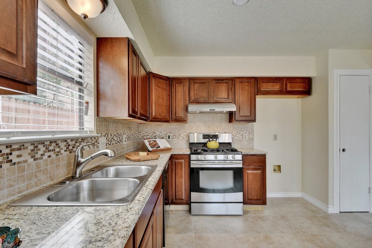 1622 Peachtree Valley Dr - Photo 5 of 20